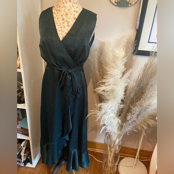 Size medium lulus dress in emerald green - Picture 1 of 2